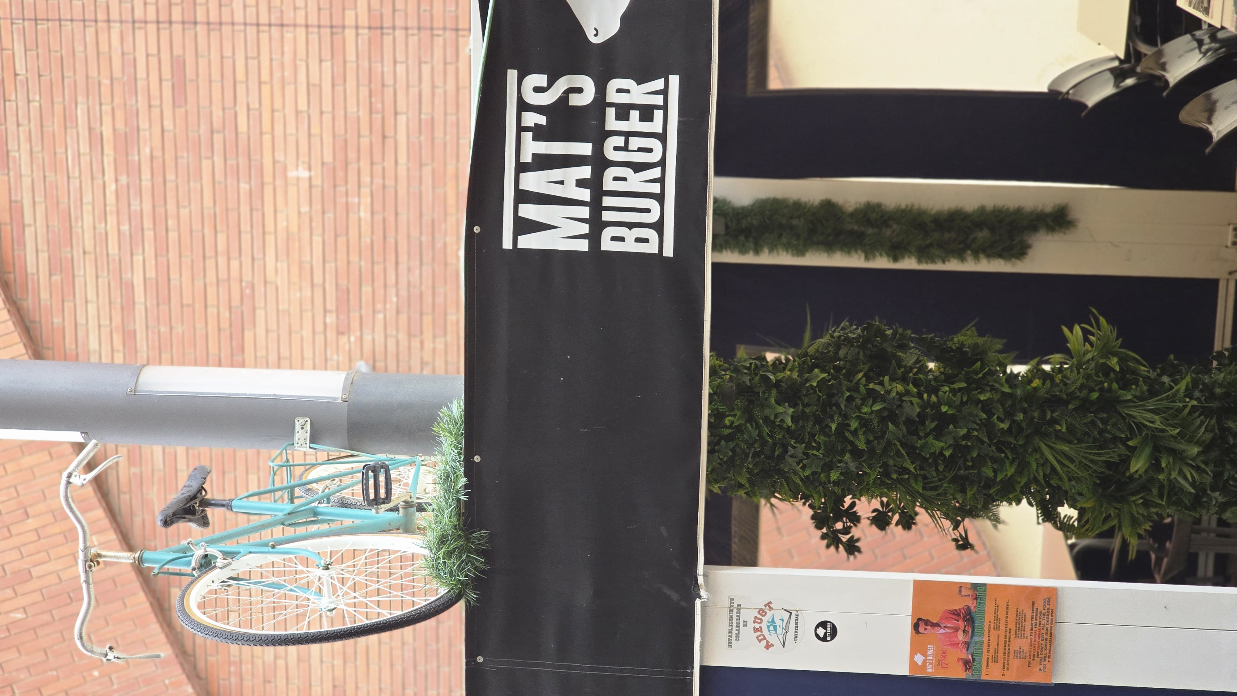 Ingredientes frescos: lechuga, tomate y queso en hamburguesa gourmet de Mat's Burger — Torrevieja