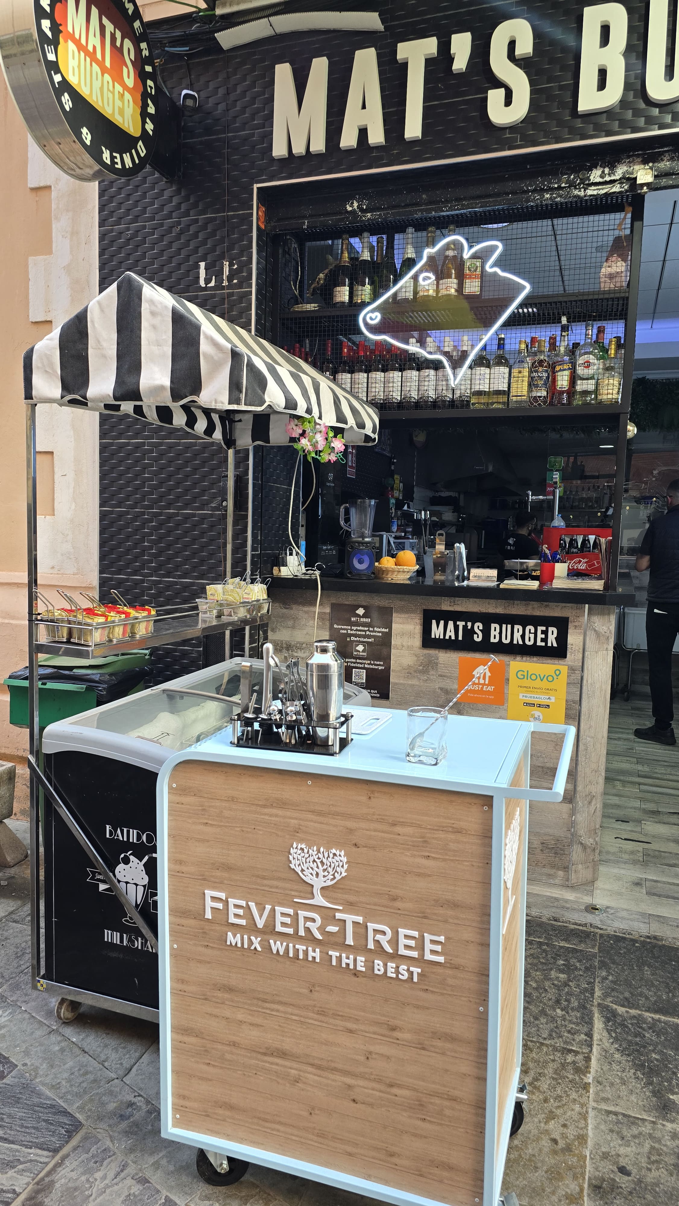 Hamburguesa signature de Mat's Burger con carne 100% vacuno, queso fundido y pan artesanal — Torrevieja